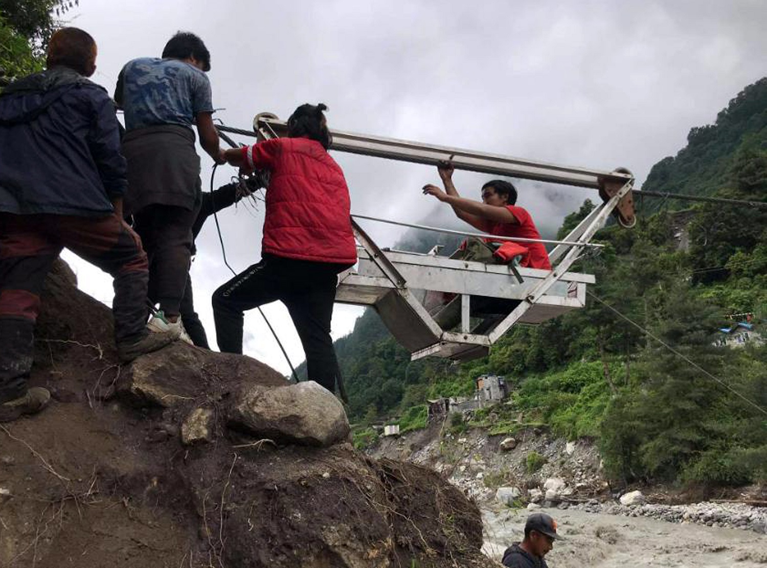 बाढीपहिराका कारण गाउँ पुग्न तुइनको सहारा image