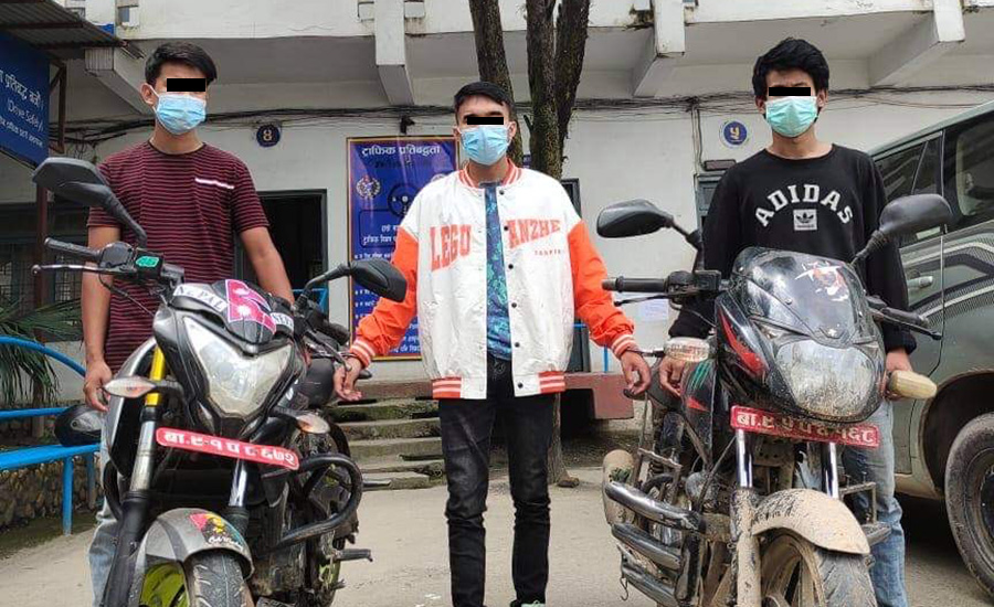 चोरिएको मोटरसाइकलसहित तीन पक्राउ