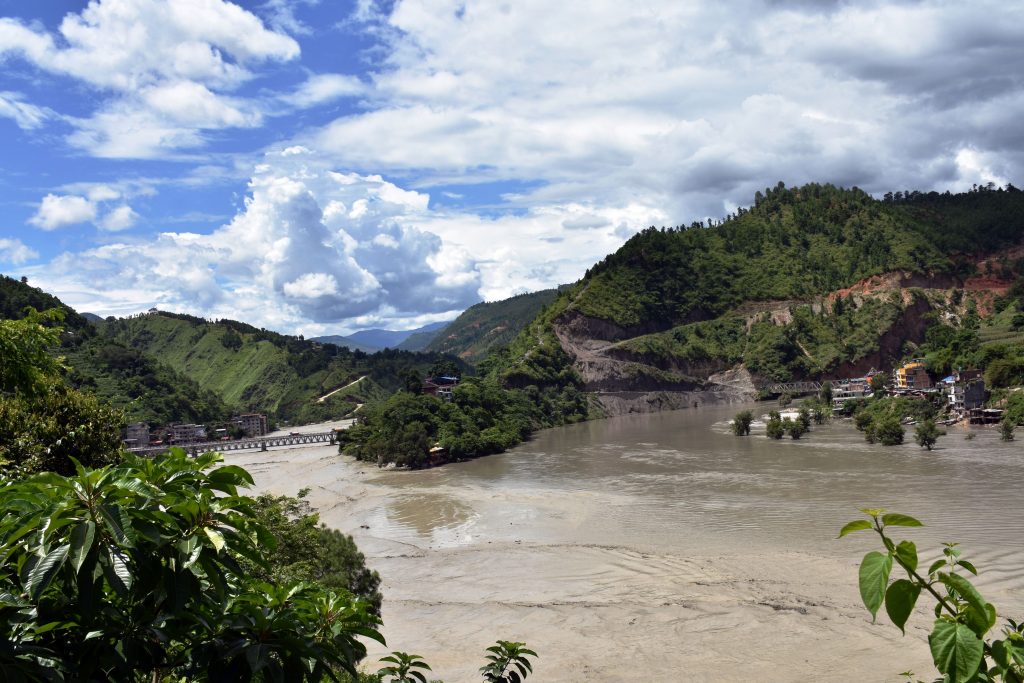 बाढी पीडित भन्छन् “बाढीले ढुङ्गा बगाउदा भूकम्प जसरी थर्काउछ निन्द्रा लाग्दैन ।”