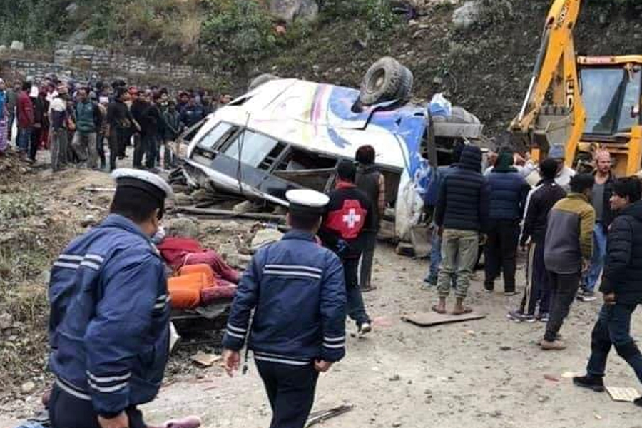 सिन्धुपाल्चोकमा बस दुर्घटना हुँदा ३० जना घाइते