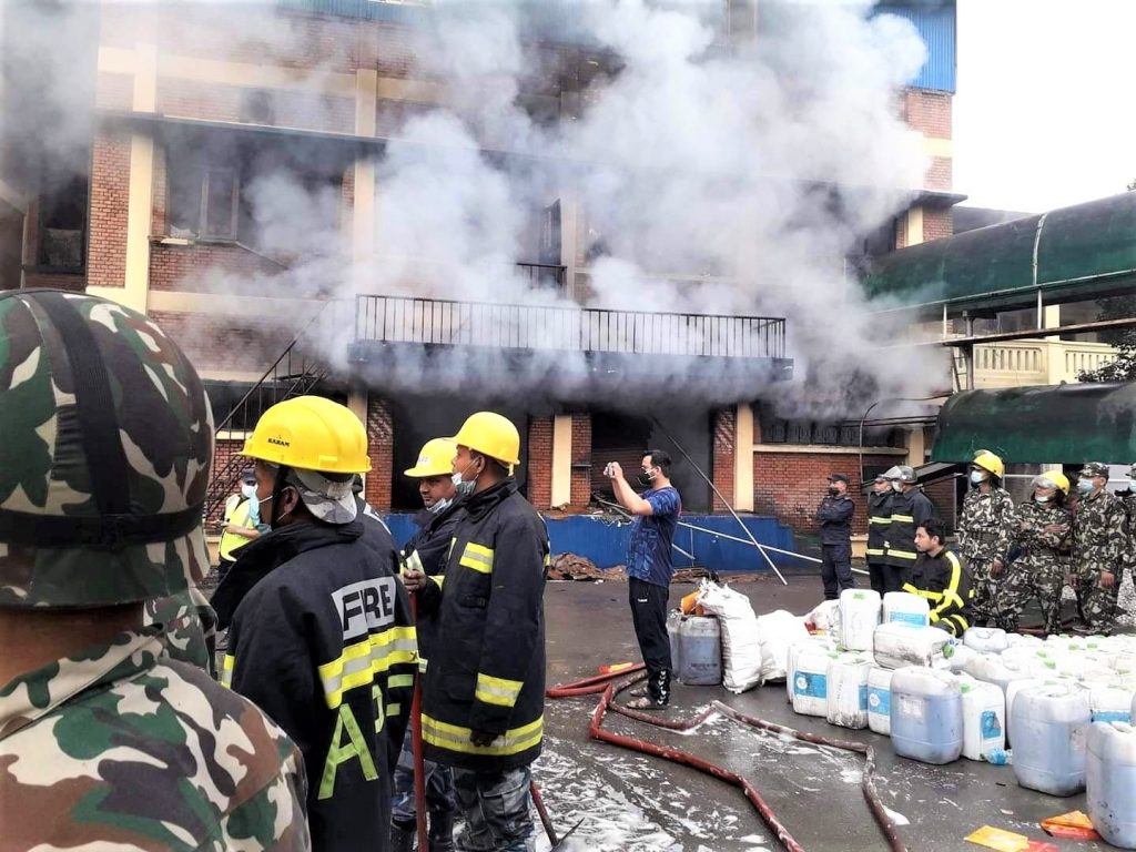 बालाजु औद्योगिक क्षेत्रमा भीषण आगलागि हुदा नेबिको बिस्कुट फ्याक्ट्री जलेर नष्ट,  आगो निभाउन हेलिकप्टर प्रयोग