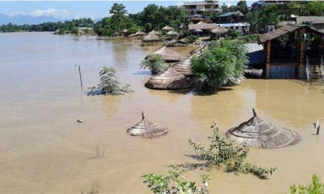 दोदामा बाढीः तीन दर्जन घर डुबानमा image