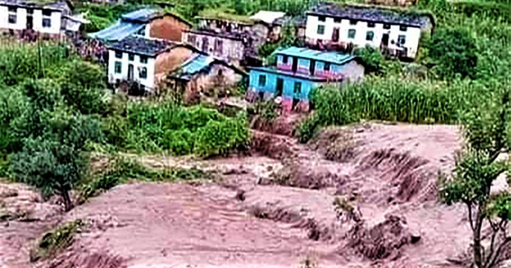 बाढीमा पुरिएर एकको मृत्यु, दुई जना बेपत्ता