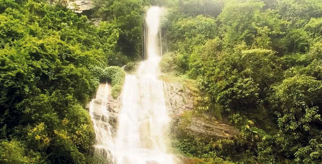 झरना हेर्न आउने भीडबाट खानेपानी मुहान प्रदूषित image
