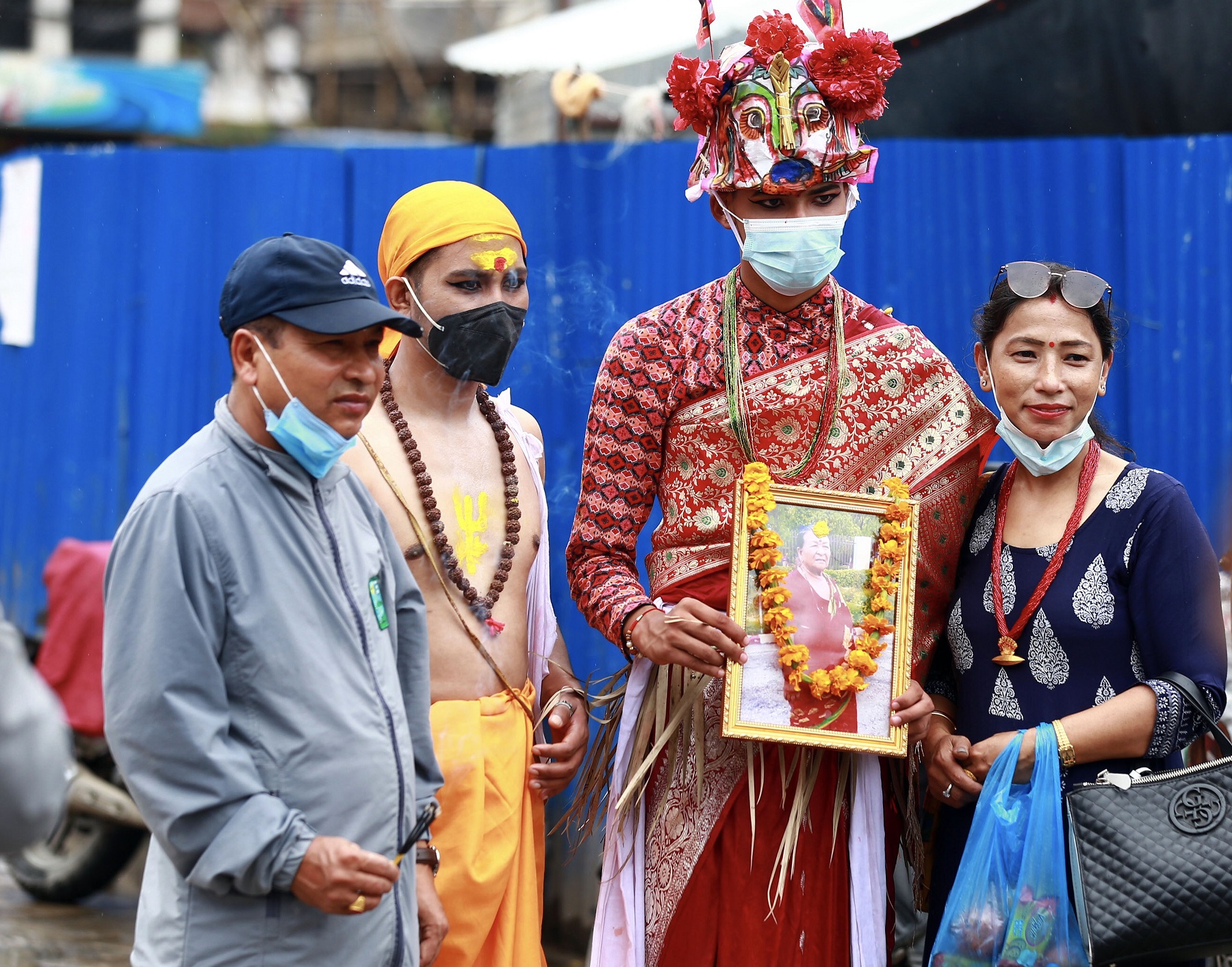 गाईजात्राः काठमाडौँमा मास्क लगाएरै image