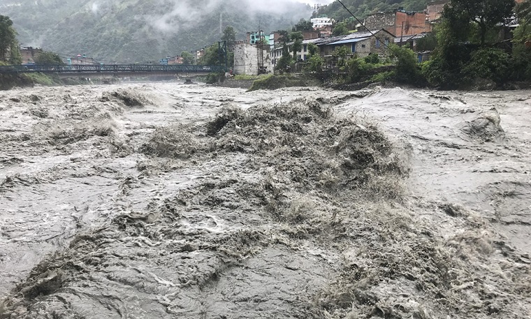 वनहराका कारण पुल उच्च जोखिममा