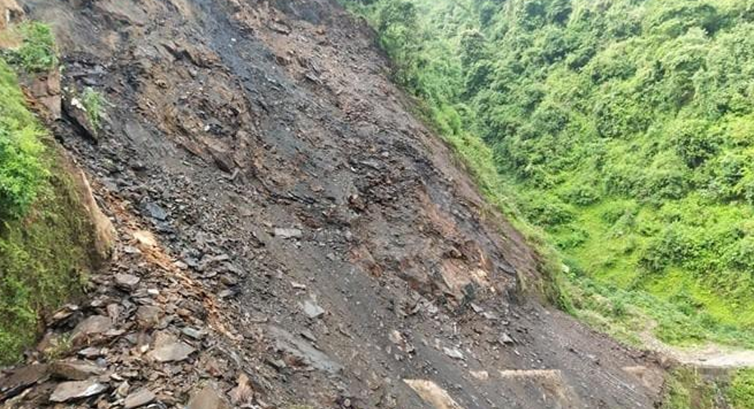 आधा दर्जन बढी स्थानमा पहिरो खस्दा फिदिम–फालोट सडक अवरुद्ध image