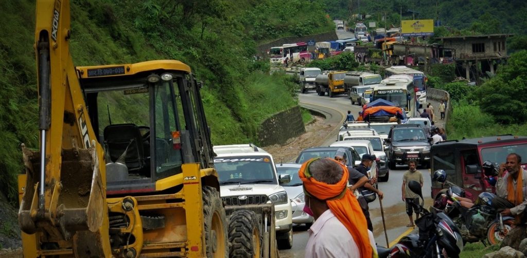 पहिरोले पृथ्वी राजमार्ग अवरुद्ध
