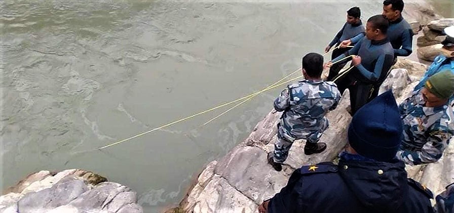सेती नदीमा हाम फालेका युवकको सशस्त्र प्रहरीद्वारा उद्धार
