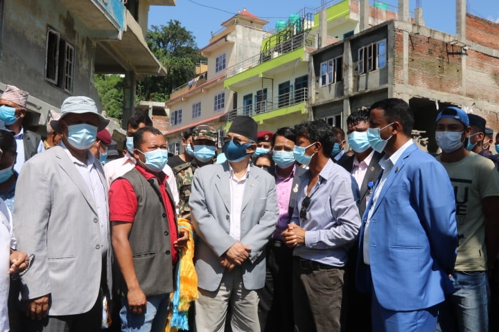 बाढी पहिरो गएको महिनौपछि गृहमन्त्री खाँड बाढी प्रभावित क्षेत्रमा image