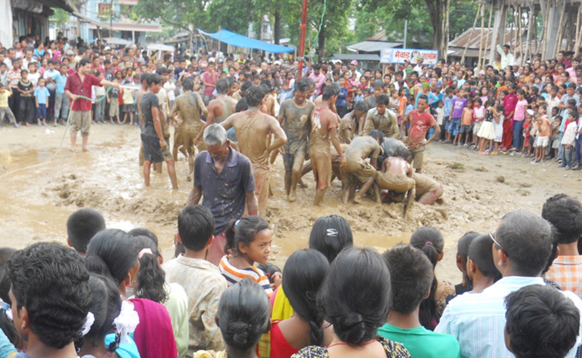 ‘दधिकादो पर्व’मा रमाए पूर्वका आदिवासी युवा image