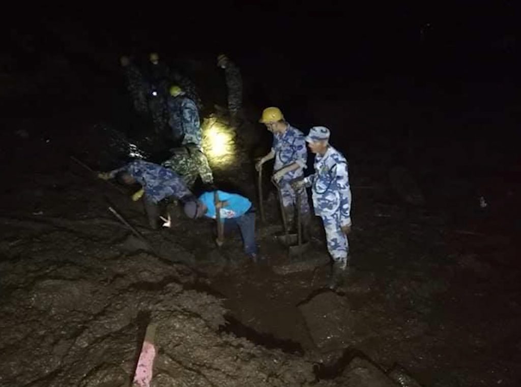 पर्वतमा पहिरोमा परी छ जनाको मृत्यु, दुई बेपत्ता