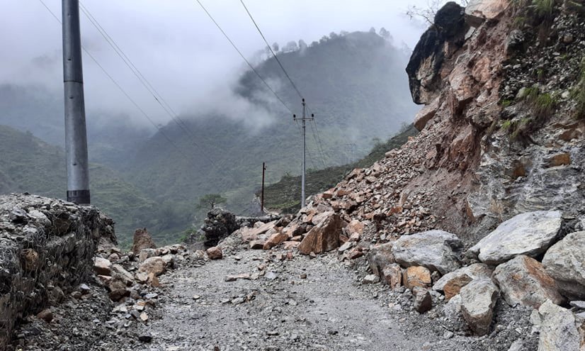 कालीगण्डकी करिडोरमा पहिरो, यातायात सेवा ठप्प