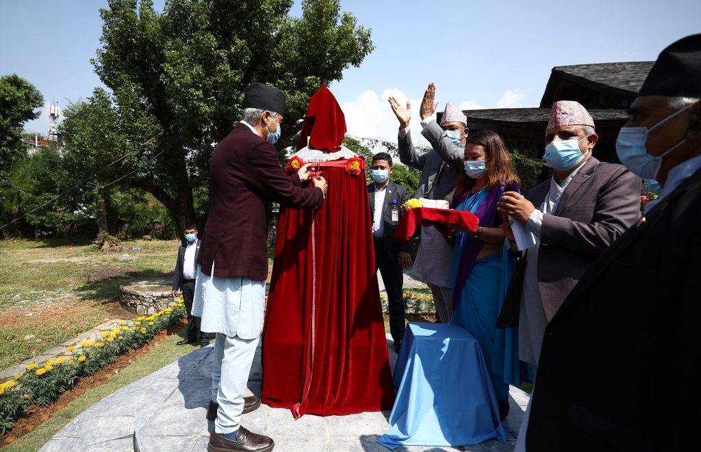 प्रधानमन्त्री देउवाद्वारा साक्षर गण्डकी प्रदेशस्तम्भ अनावरण