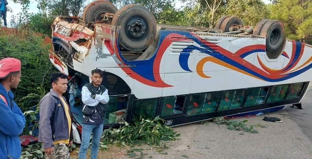 डडेल्धुरामा बस दुर्घटना, १६ जना घाइते image