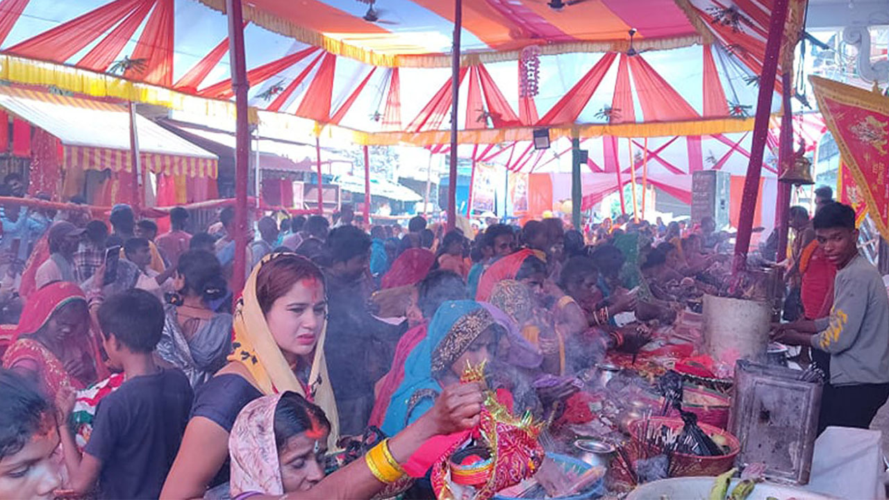 मिथिलाका शक्ति पीठहरूमा खोँइछ भर्ने तथा प्रसाद चढाउनेको भीड image