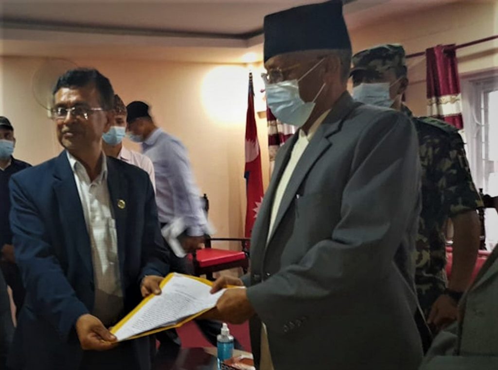 एमाले सत्ता गुल्टियाे, मुख्यमन्त्री पाण्डेसहित ३ मन्त्री शपथ खाँदै