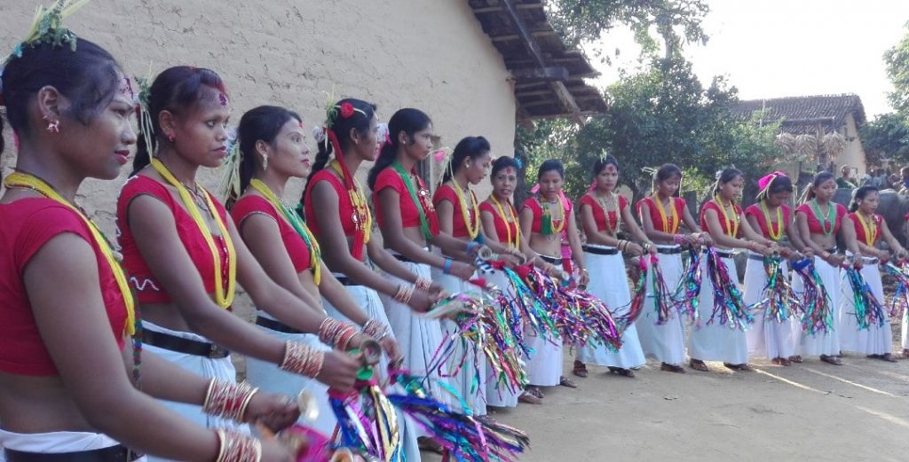 सखिया नृत्यको रौनकता हराउँदै