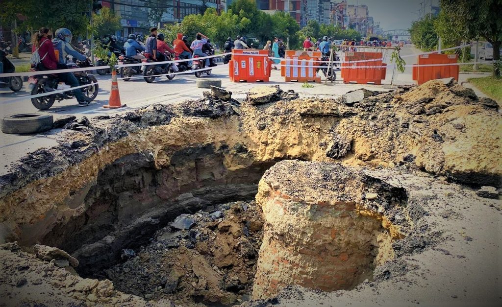 बानेश्वर सडकको खाल्डो पुर्न अझै समय लाग्ने