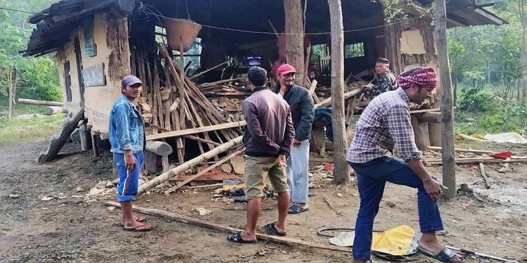जङ्गली हात्तीको बथानले सामुदायिक वनको भवन भत्कायो