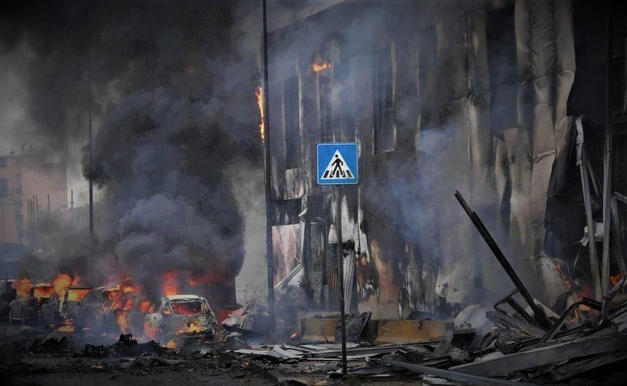 भवन माथि विमान खस्यो, अर्बपतिसहित ८ जनाको मृत्यु image