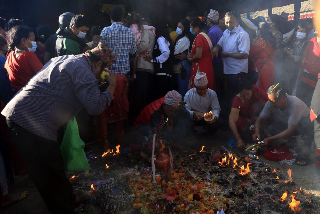 राति महिषासुरको प्रतिक खः मेय बध, आज बिहानैदेखि ब्रह्मायणीमा हजारौँको भीड
