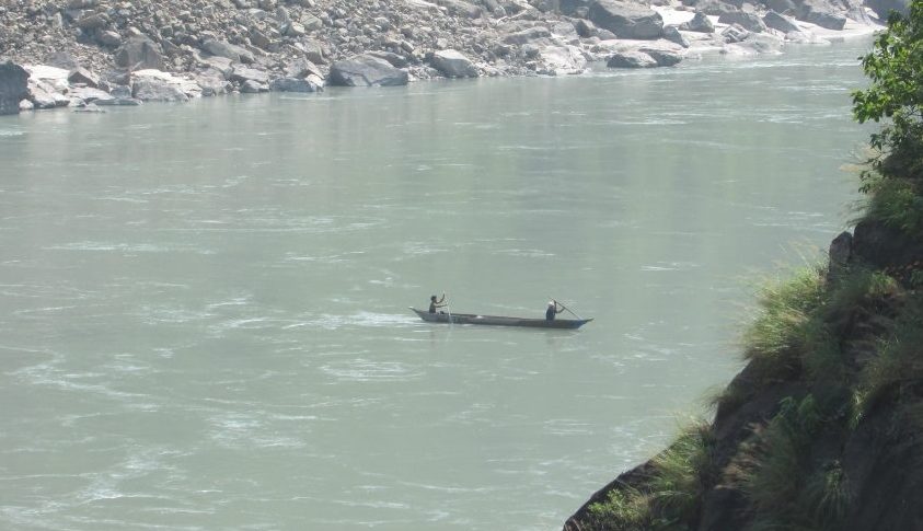 कर्णालीमा डुङ्गा पल्टिँदा एक युवती बेपत्ता