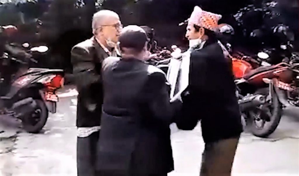 वकिलहरुको कुटाकुटबारे यस्तो व्यङ्ग्य (भिडियाेसहित)