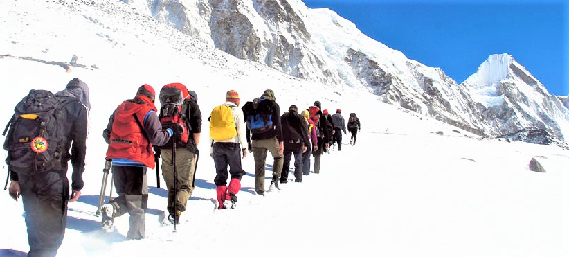 हिमपात हुदा लिमीमा फसे विदेशीसहित १२ जना