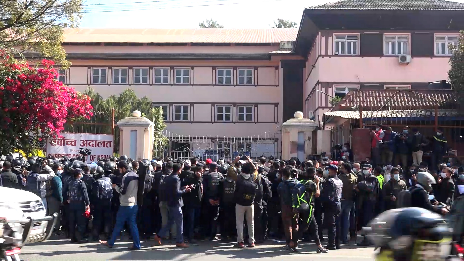 कानून व्यवसायीकाे धर्ना छलेर सर्वोच्च पुगे प्रधानन्यायाधीश image