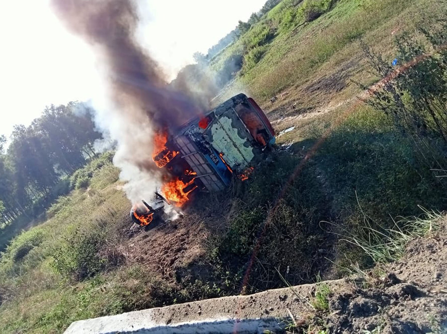 यात्रुबाहक बस दुर्घटना भई आगलागी हुँदा १२ यात्रु घाइते image