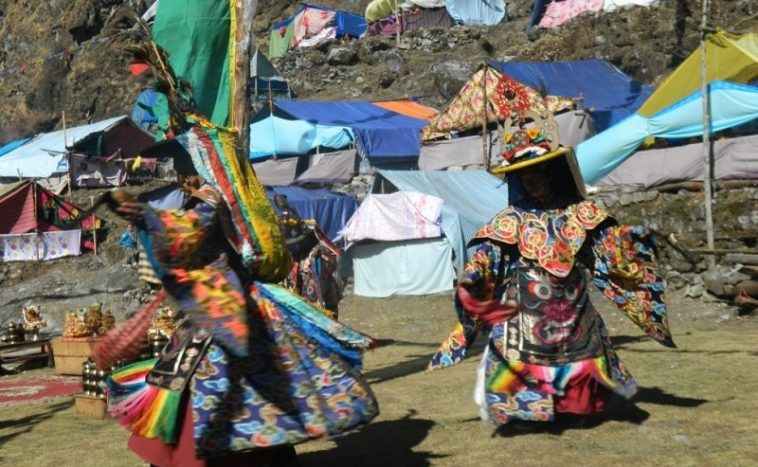 आगोको रापले गुम्बाको धुरी कटाउँदै सकियो फुटुक पर्व