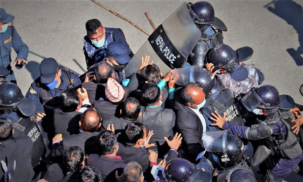 प्रदर्शन गरिरहेका वकिललाई प्रहरीले कुट्यो