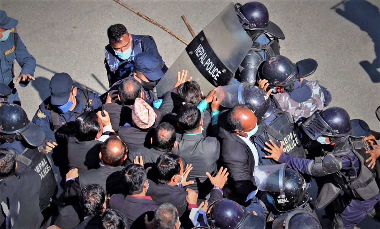 प्रदर्शन गरिरहेका वकिललाई प्रहरीले कुट्यो image