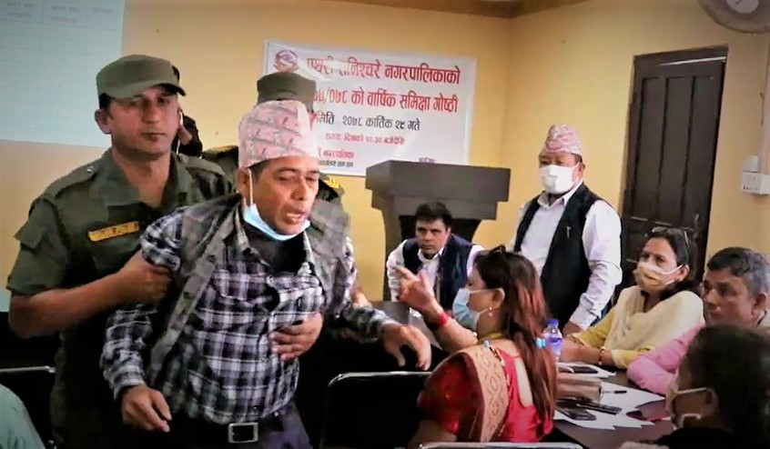 बैठक कक्षबाटै वडा अध्यक्षलाई गलहत्याएपछि
