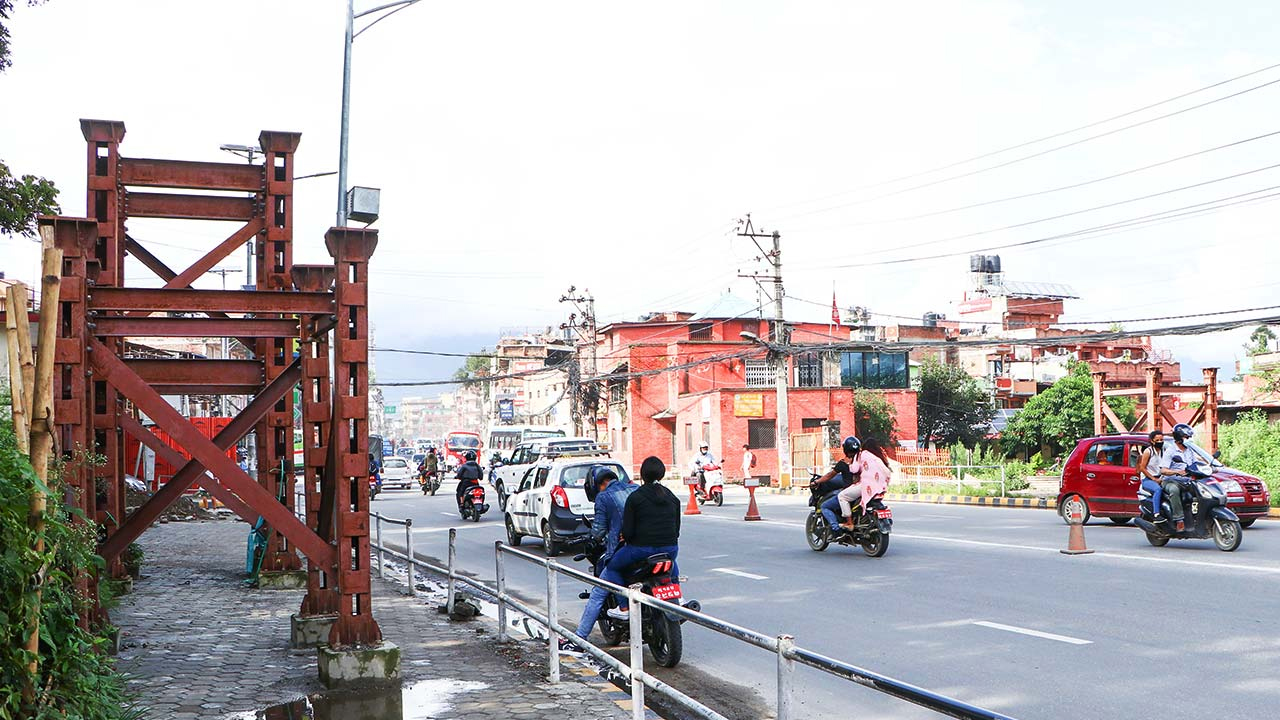 आकासे पुल बनाउने काठमाडौं महानगरको योजना ठाउँ नपाउँदा अलपत्र image