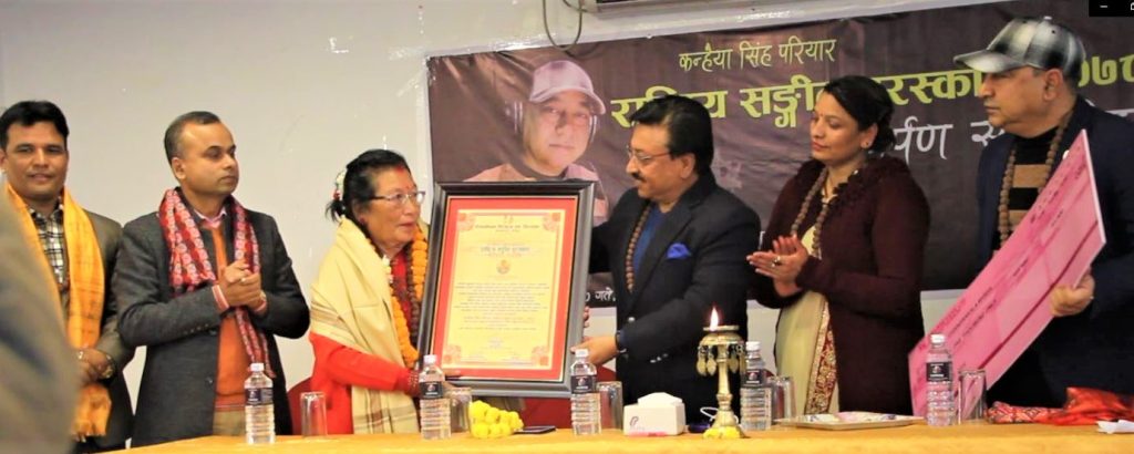 गायिका चन्द्रकला शाह मख्ख, हातमा पर्‍यो ५१ हजार राशीको पुरस्कार