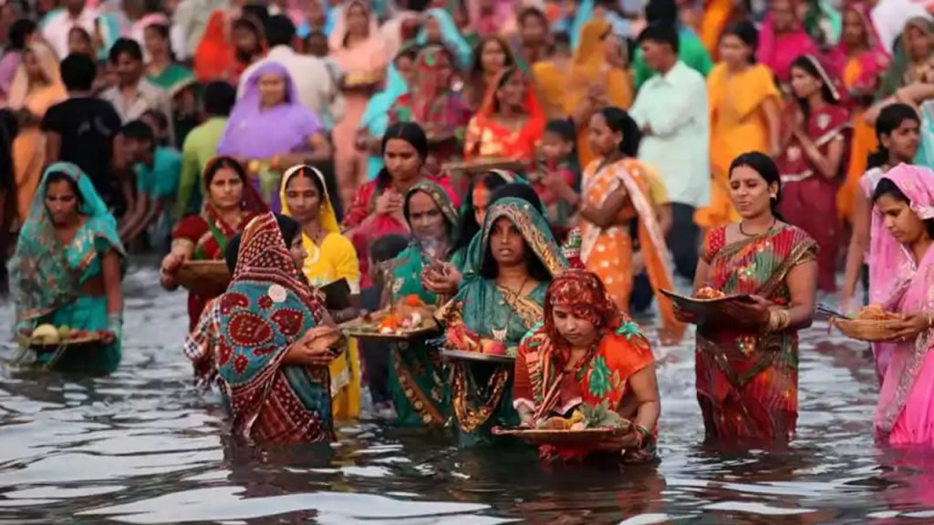 उदाउँदा सूर्यलाई अघ्र्य दिँदै छठ सम्पन्न