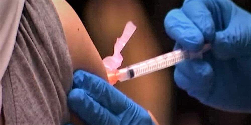 फाइजर खोप अभियान सुरु, दीर्घरोगीलाई दिइँदै