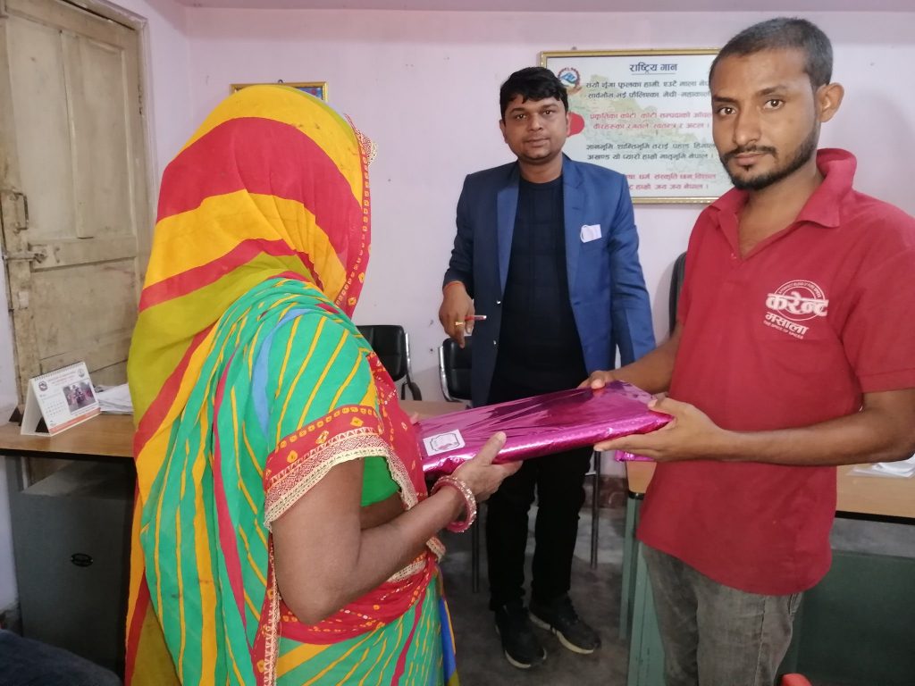 व्रतालु महिलालाई साडी वितर