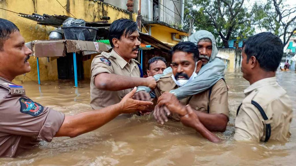 भारतमा बाढीका कारण १५ को मृत्यु, १०० बेपत्ता