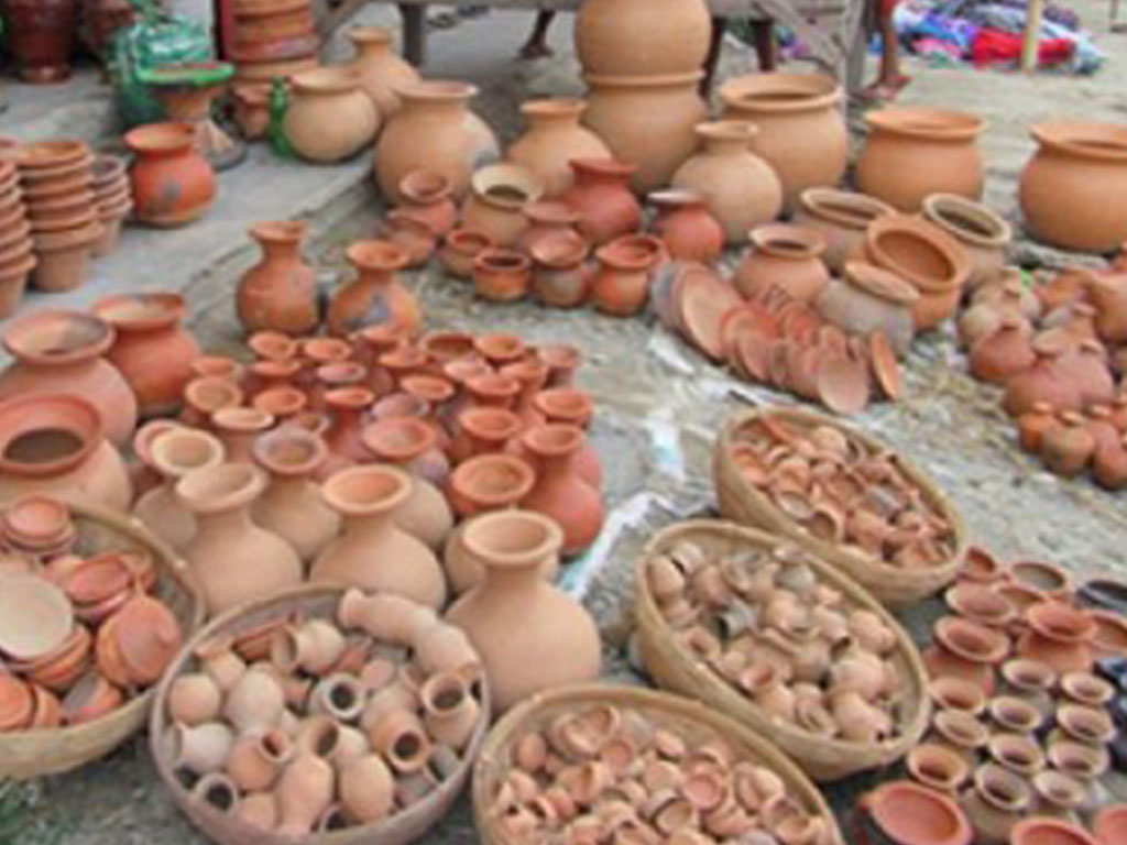 सुनसरीका कुम्भकार समुदाय माटाका भाँडा बनाउन व्यस्त