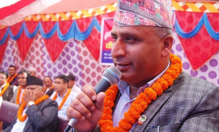 आयोजनास्थल पुगेरै ठेकेदारलाई ताकेता गर्दै मन्त्री बराल