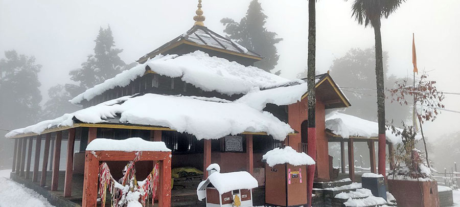 धार्मिक तथा पर्यटकीय स्थल रेसुङ्गामा हिमपात, किसानहरु खुसी