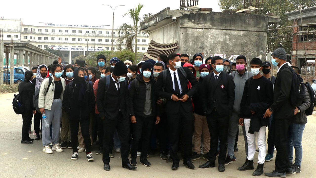 मेडिकल कलेजको दादागिरी : कक्षाबाटै निकालिए विद्यार्थी image