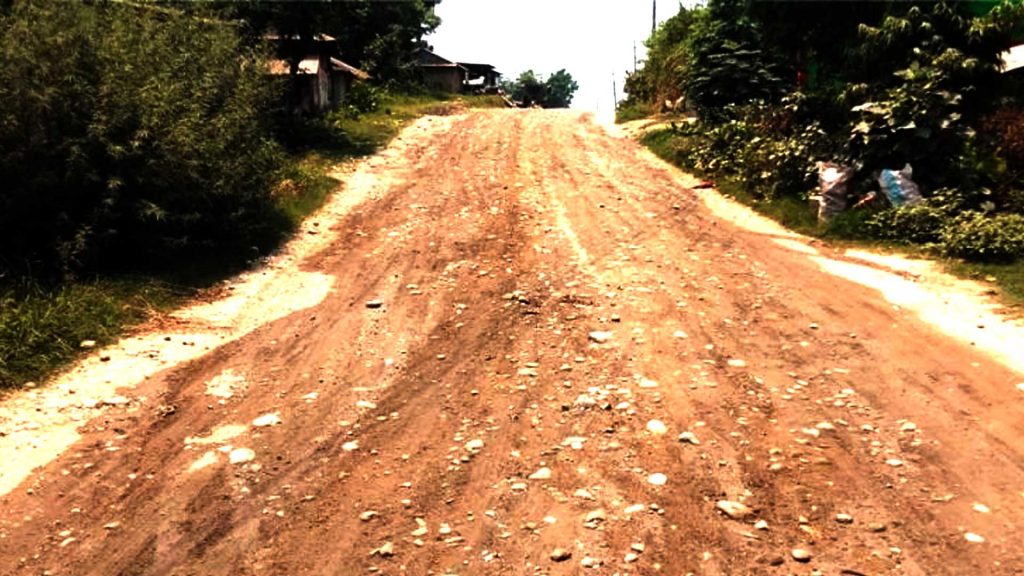 गाउँपालिकाको केन्द्र जोड्ने सडकमा जोखिमपूर्ण यात्रा
