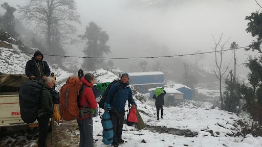 हिउँमा फोटो खिचाउन भ्याइनभ्याइ image