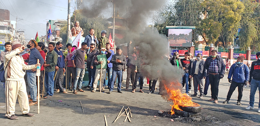 बन्दको असरः काठमाडौँमा बसमा तोडफोड, ६ जना पक्राउ image