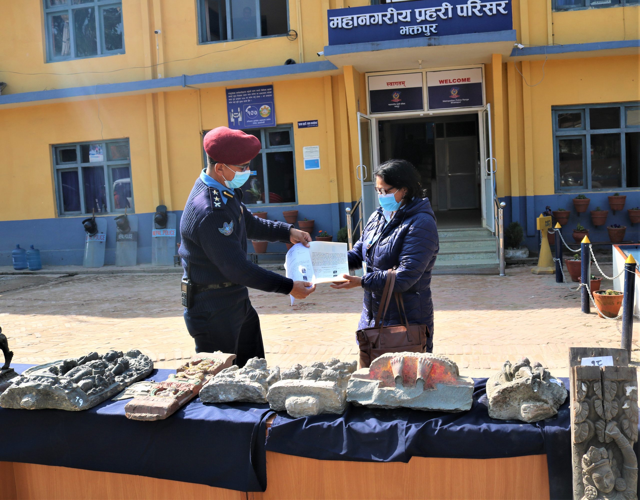 पुरात्वात्तिक मुर्तिहरु महानगरीय प्रहरी परिसर भक्तपुरले पुरातत्व विभागलाई बुझायाे (भिडियाे सहित) image
