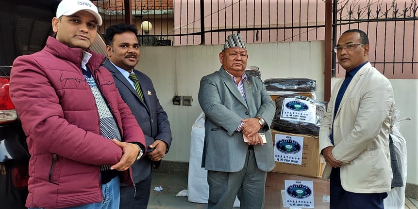 मन्त्री आलेले डोटीका पीडितलाई दिए न्यानो बल्याङ्केट सहयोग